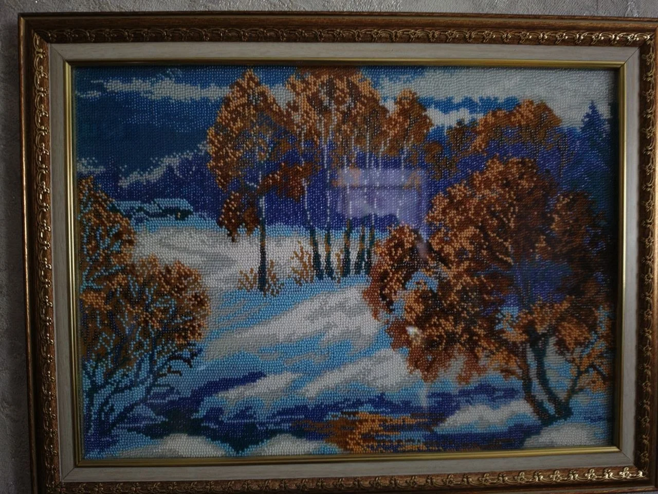 Первый снег — Зимняя река и деревья с медной листвой.
